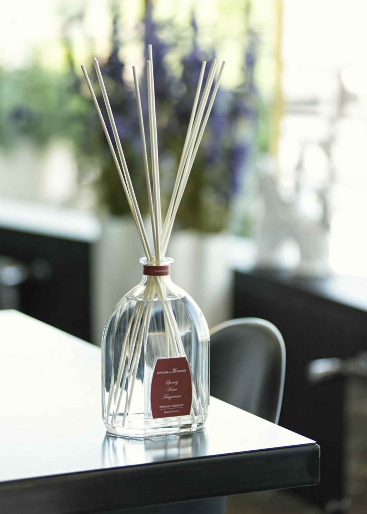 Aromaterapia con diffusori profumati di oli essenziali Aromaterapia con diffusori profumati di oli essenziali