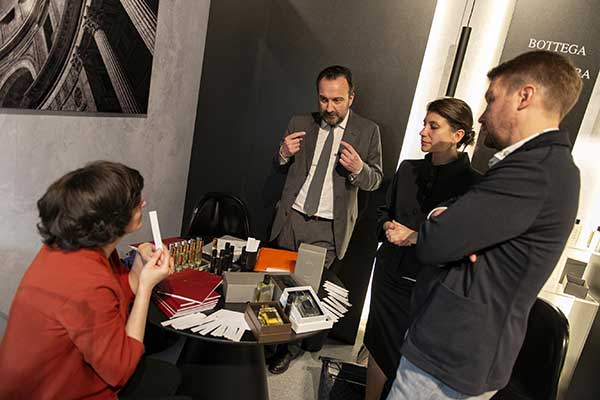 Maurizio Lembo parla con distributori ad Esxence 2019: The Inspiration Flow Maurizio Lembo parla con distributori ad Esxence 2019: The Inspiration Flow