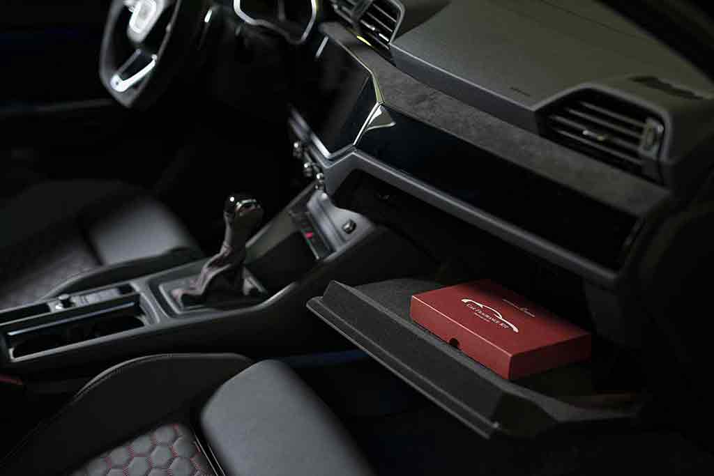 Car Fragrance Kit for Audi Car Fragrance Kit nel cruscotto
