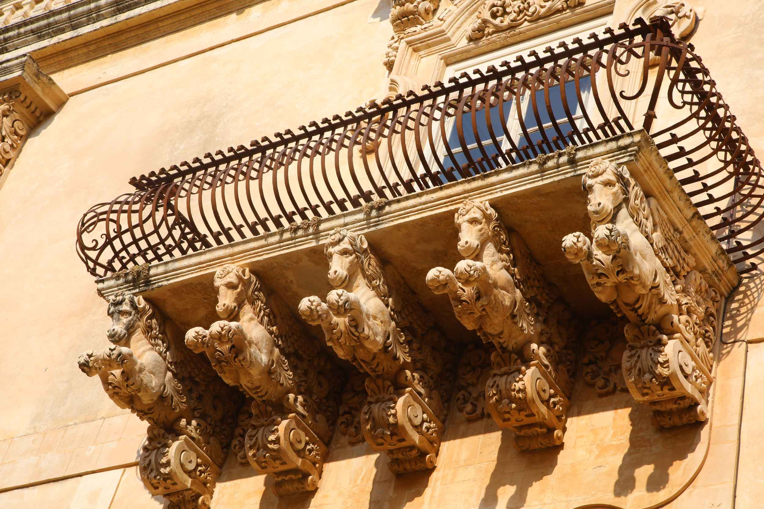 Balcone in stile barocco a Caltagirone Balcone in stile barocco a Caltagirone